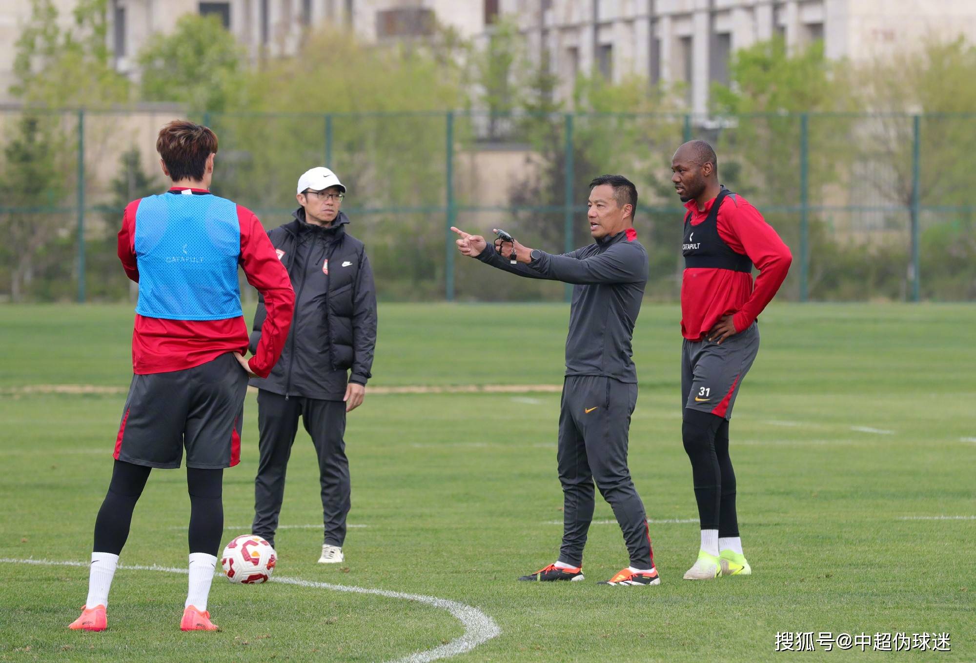 开云体育直播-战绩不佳，球队面临换帅危机