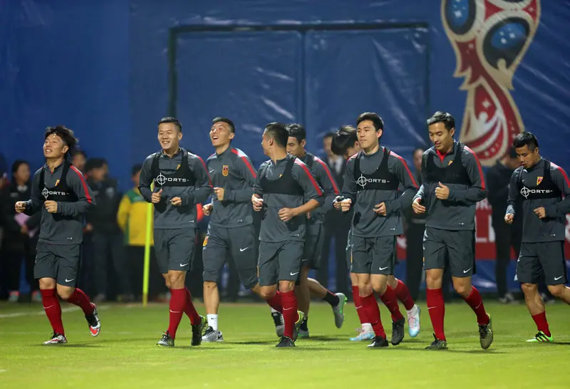 尤文图斯队力挽狂澜，冲刺榜首，疾步前行