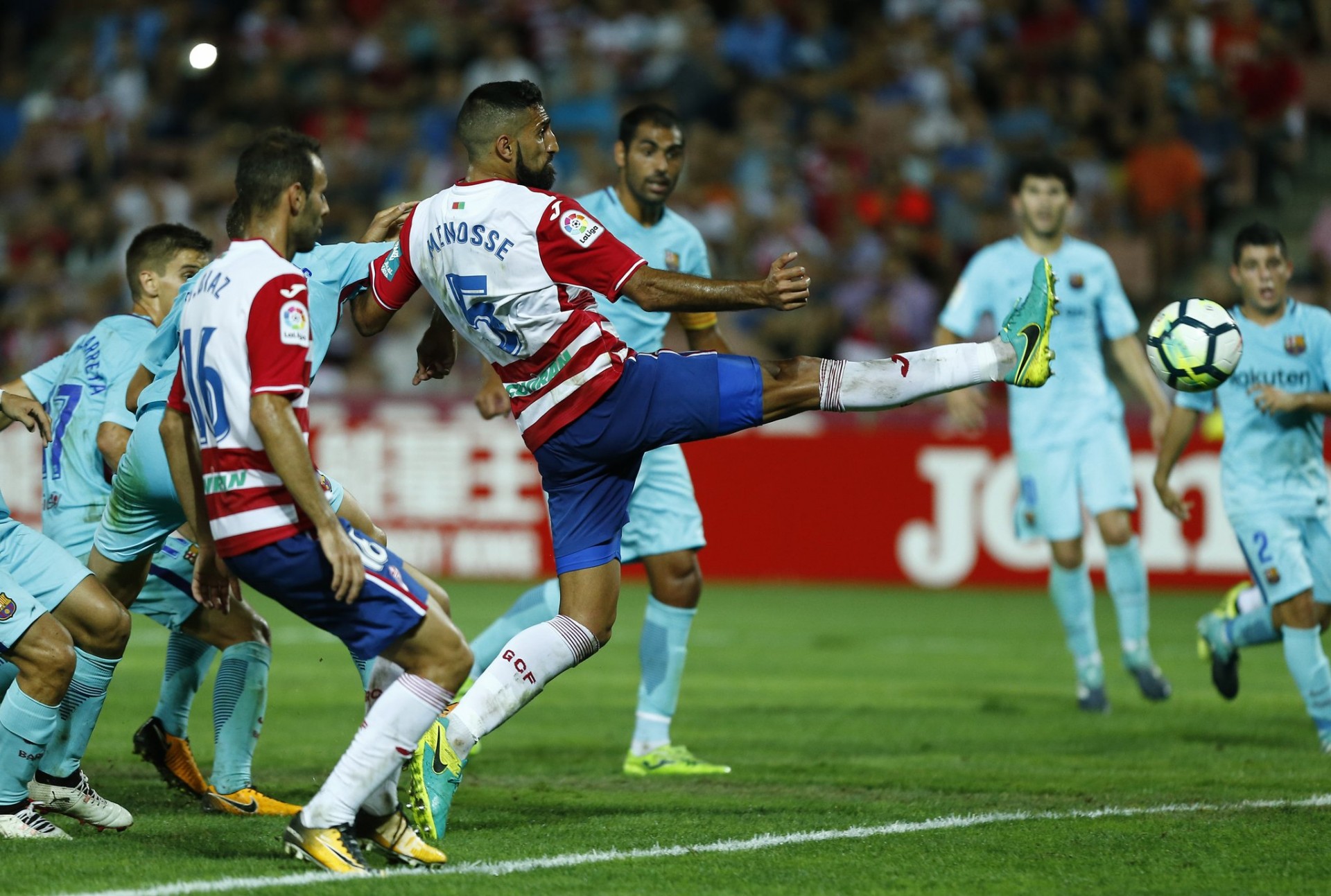 格拉纳达战平对手，保持在中游位置