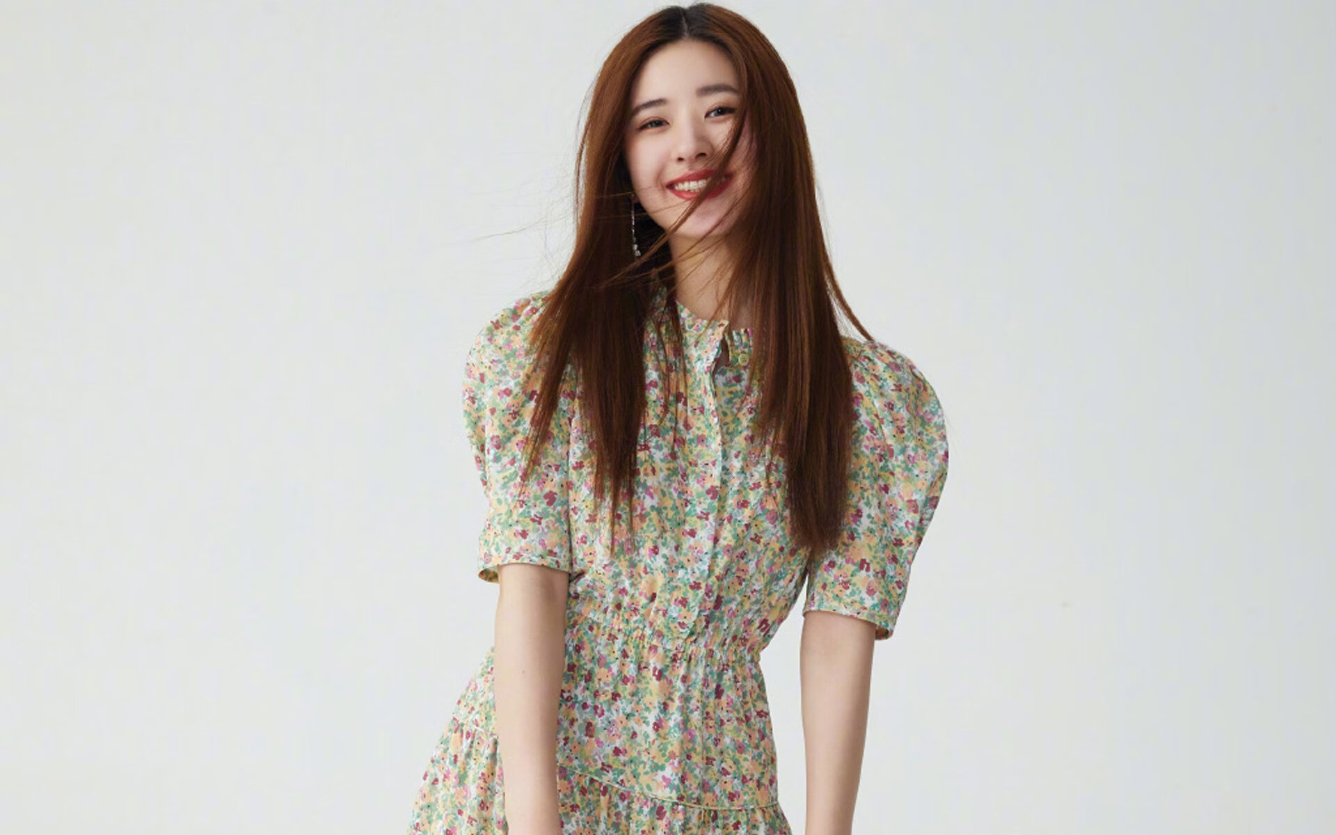 开云体育中国官网-绿茵场上的双重奏，梅西的魔法与厄瓜多尔的铁血—当南美风暴席卷欧洲豪门