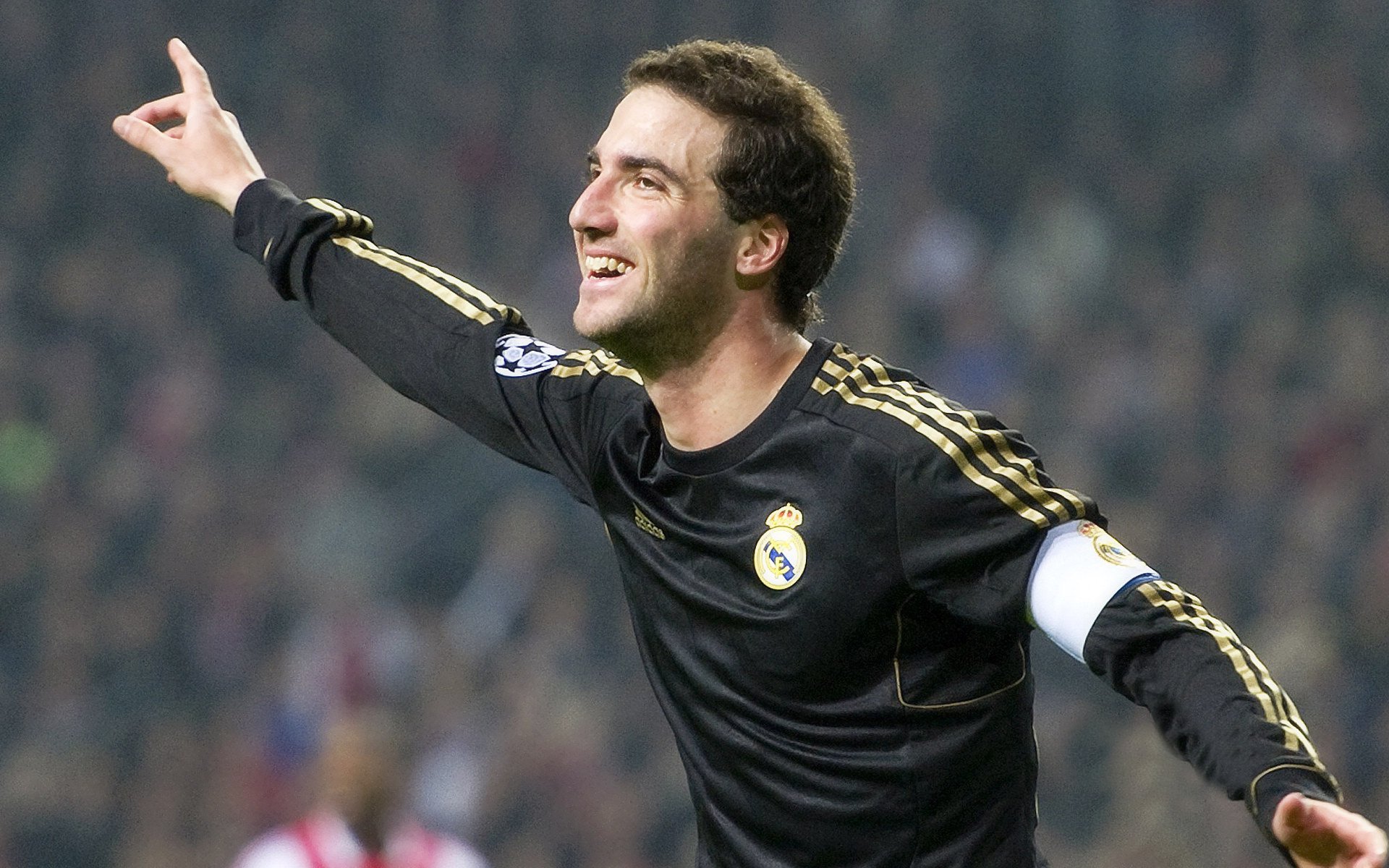 穆勒关键节点连续得分，拜仁式防守锁死智利—战术纪律与关键时刻的胜利方程式